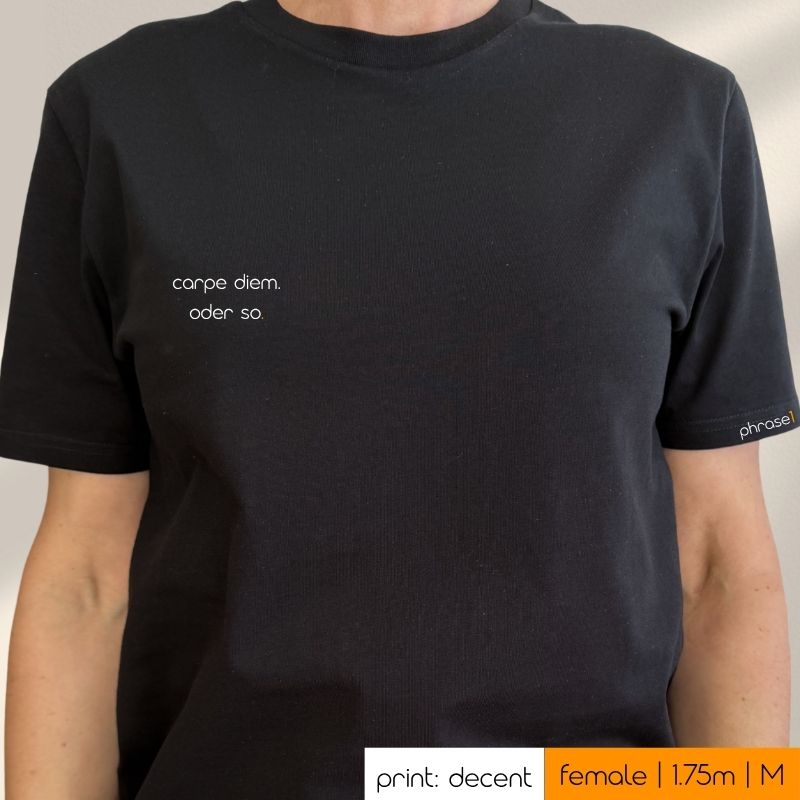 Premium T-Shirt mit Spruch „carpe diem. oder so.“